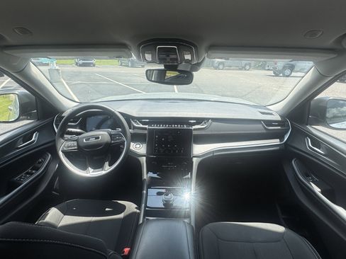 Used 2023 Jeep Grand Cherokee L Laredo image 10