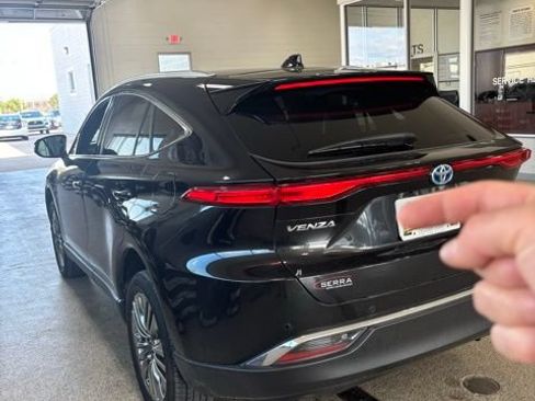 Used 2023 Toyota Venza XLE AWD/4WD image 4
