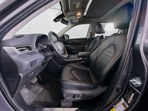 Used 2023 Toyota Highlander XLE FWD image 13