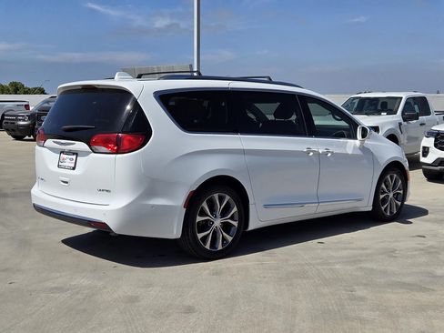 Used 2018 Chrysler Pacifica Limited w/ Tire & Wheel Group FWD image 4