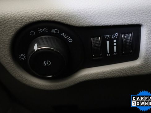 Used 2024 Chrysler Pacifica Select image 15