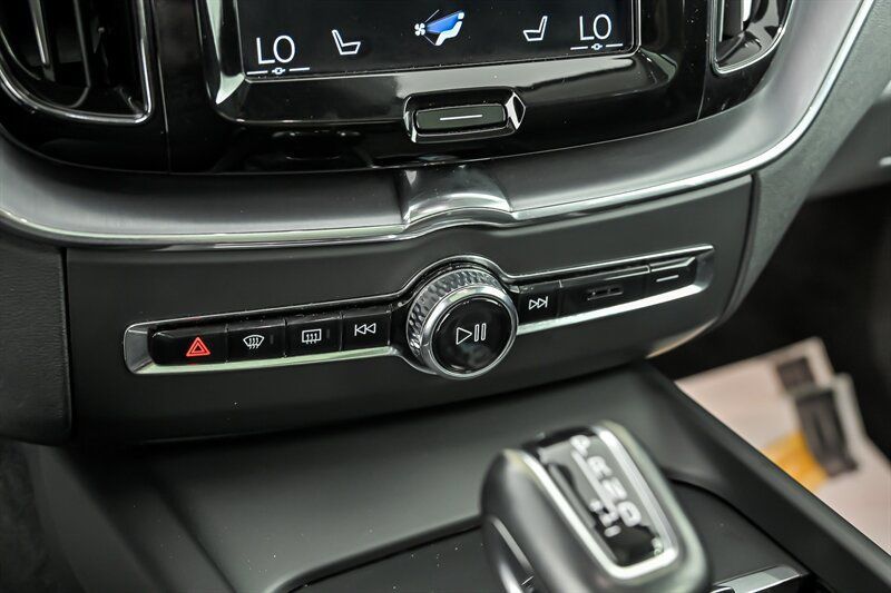 Used 2019 Volvo XC60 T6 Momentum w/ Multimedia Package AWD/4WD image 30