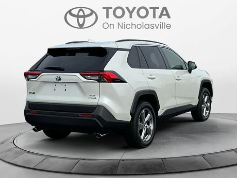 Used 2021 Toyota RAV4 XLE Premium image 6