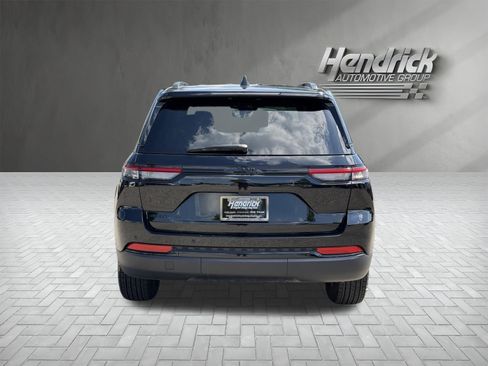 Used 2025 Jeep Grand Cherokee Altitude AWD/4WD image 9