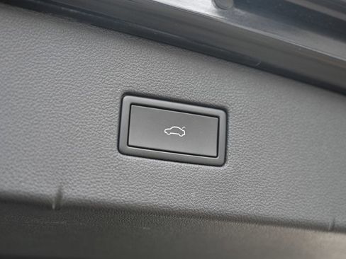 Used 2024 Volkswagen Tiguan SE image 17