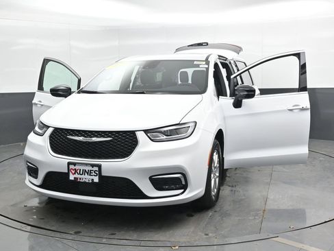 New 2026 Chrysler Pacifica Select FWD image 45