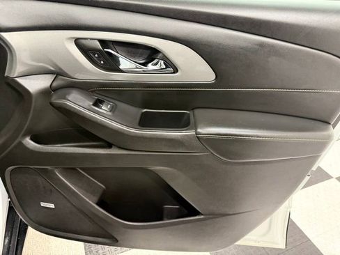 Used 2021 Chevrolet Traverse RS image 28