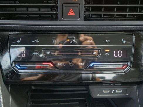 Used 2025 Volkswagen Jetta SE FWD image 18