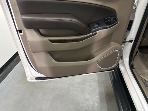 Used 2020 Chevrolet Suburban LT w/ Luxury Package RWD image 58