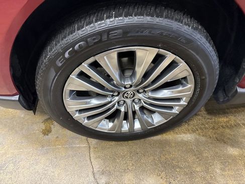 Used 2023 Toyota Venza Limited image 8