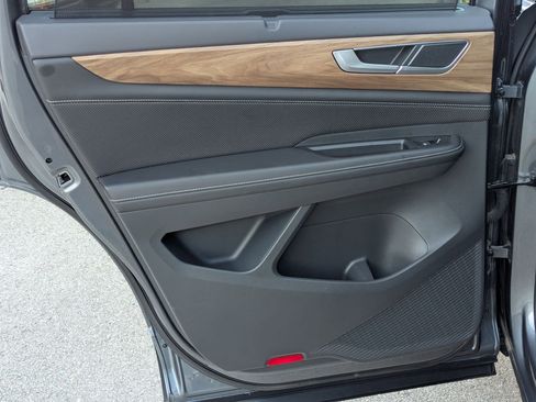 Used 2025 Volkswagen Atlas SE image 16