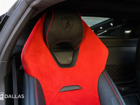 Used 2020 Lamborghini Huracan EVO image 32