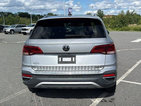 Used 2023 Volkswagen Taos SE w/ Panoramic Sunroof Package AWD/4WD image 7