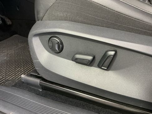 Used 2022 Volkswagen Tiguan SE image 19