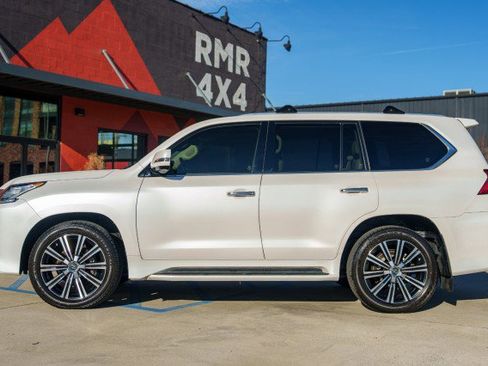 Used 2021 Lexus LX 570 4WD w/ Luxury Package image 8