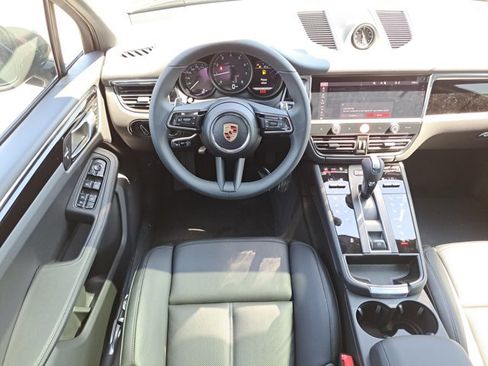 Used 2025 Porsche Macan image 17