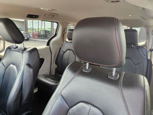 Used 2019 Chrysler Pacifica Touring-L FWD image 21