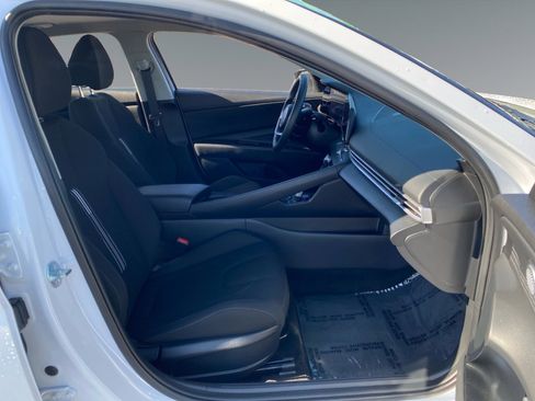 Used 2025 Hyundai Elantra SEL image 15