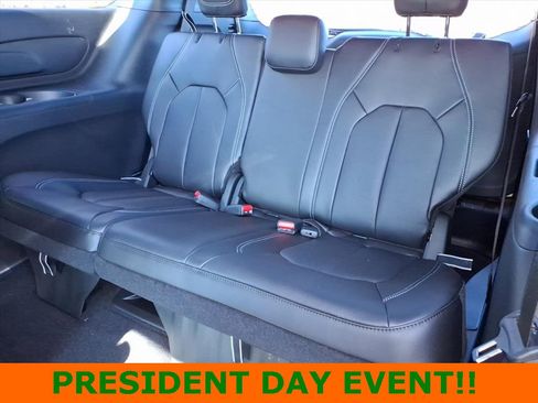New 2026 Chrysler Pacifica Select image 12