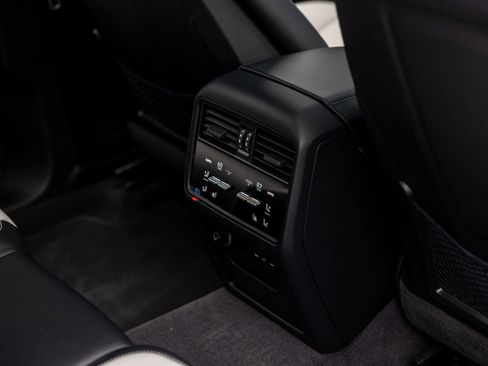 Certified 2025 Porsche Cayenne AWD/4WD image 38