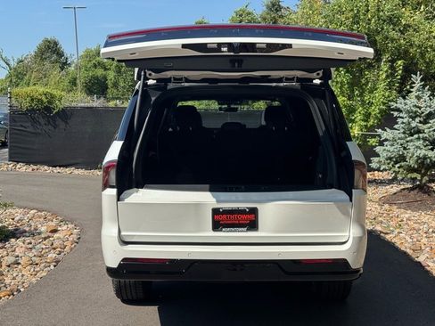 New 2025 Lincoln Navigator L Reserve w/ Jet Appearance Package image 17