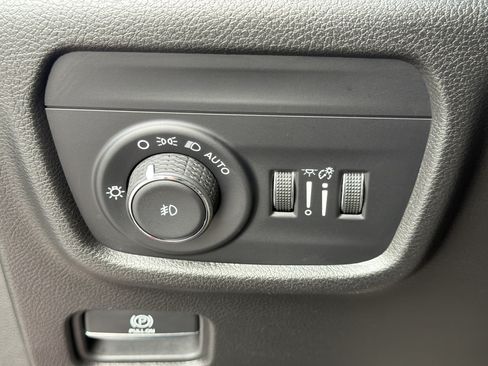 Used 2023 Jeep Grand Cherokee Limited w/ Black Appearance Package RWD image 38