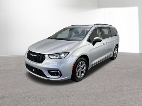Used 2023 Chrysler Pacifica Limited FWD image 25