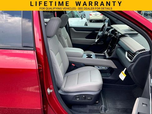 Used 2025 GMC Acadia Elevation w/ Elevation Premium Package AWD/4WD image 7