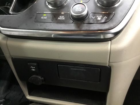 Used 2018 Toyota Sienna LE w/ Protection Package image 21