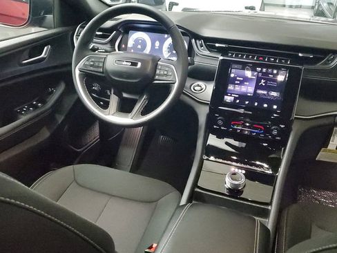 Used 2025 Jeep Grand Cherokee Laredo w/ MOPAR Finishing Package image 12