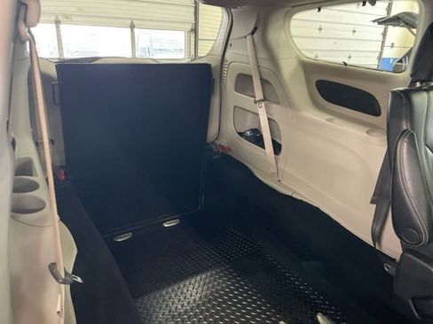 Used 2022 Chrysler Pacifica Touring-L FWD image 39