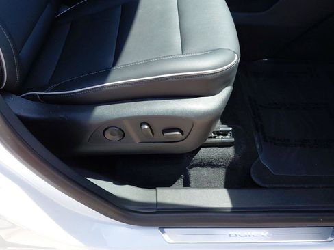 Used 2025 Buick Enclave Preferred AWD/4WD image 13