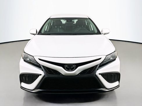 Used 2022 Toyota Camry SE FWD image 3