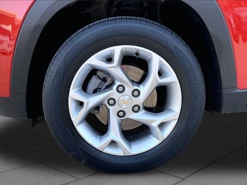 Used 2024 Chevrolet Trax LS w/ LS Convenience Package FWD image 11