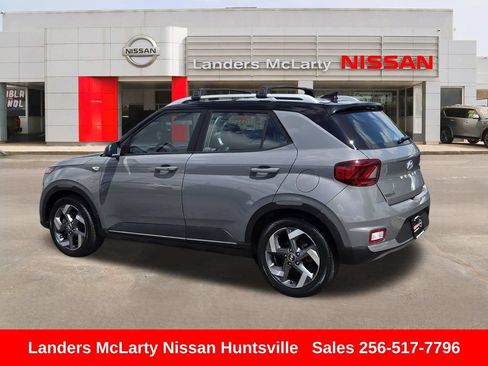 Used 2022 Hyundai Venue Limited FWD image 6
