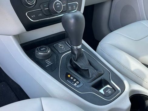 Used 2021 Jeep Cherokee Latitude Plus image 23