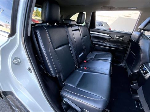 Used 2019 Toyota Highlander XLE image 19