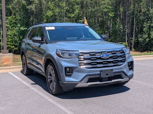 Used 2025 Ford Explorer Active w/ Active Comfort Package AWD/4WD image 2