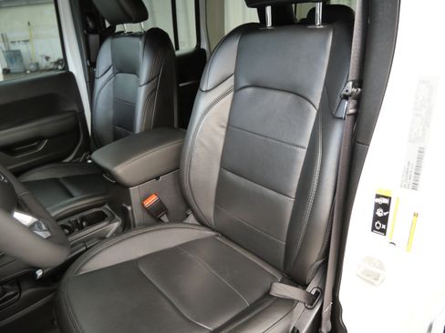 Used 2023 Jeep Wrangler Unlimited Sahara AWD/4WD image 3