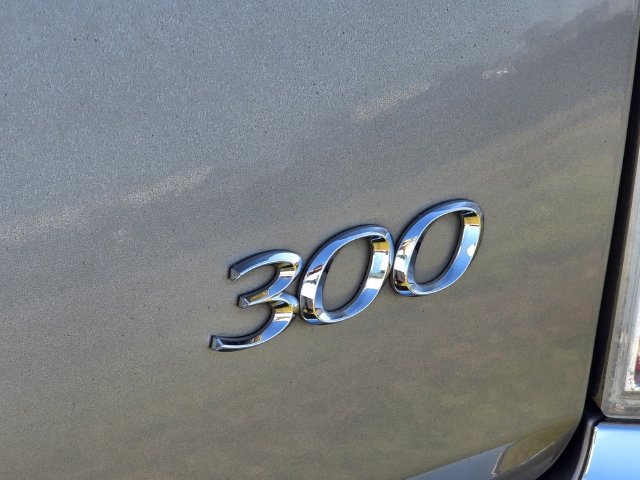 Used 2014 Chrysler 300 w/ Driver Convenience Group RWD image 15