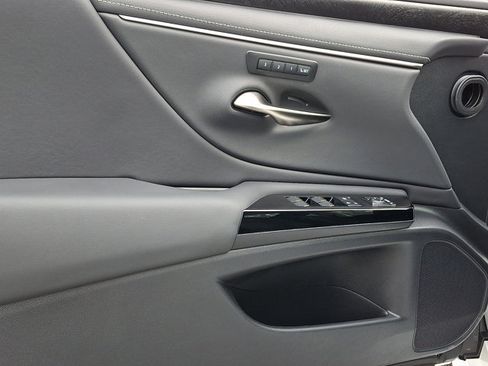 Certified 2025 Lexus ES 300h w/ Premium Package image 13