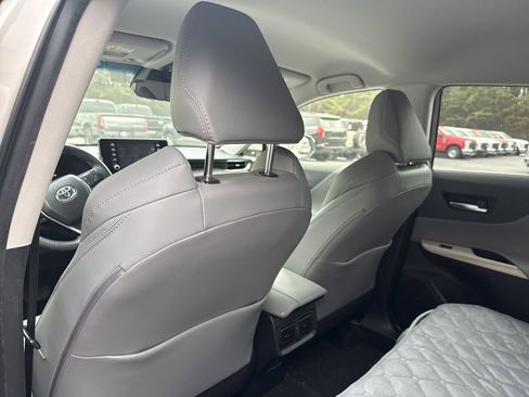 Used 2021 Toyota Venza XLE w/ Carpet Mat Package (TMS) image 14