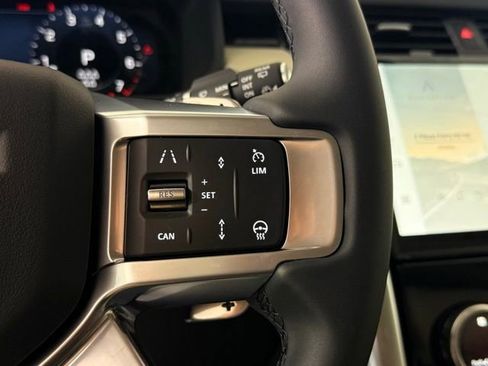 Used 2025 Land Rover Discovery S image 22