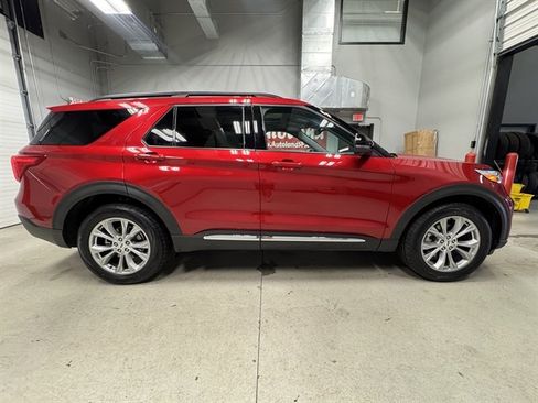 Used 2023 Ford Explorer XLT w/ Equipment Group 202A AWD/4WD image 8