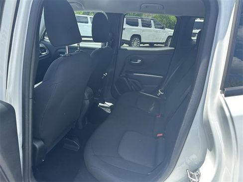 Used 2023 Jeep Renegade Latitude image 19