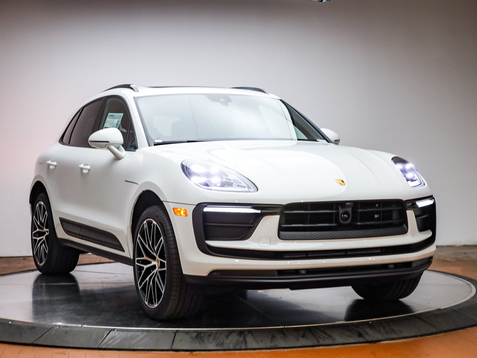 Certified 2026 Porsche Macan AWD/4WD image 14