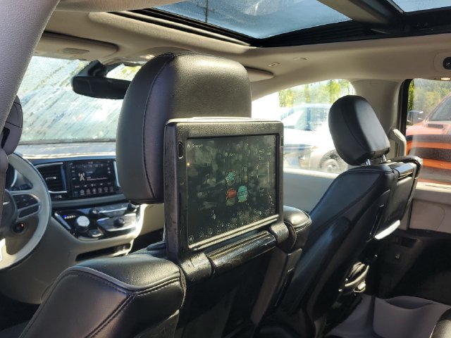 Used 2019 Chrysler Pacifica Limited FWD image 11