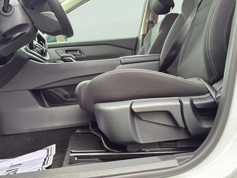 Used 2025 Nissan Rogue S FWD image 26