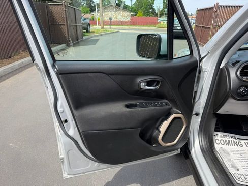 Used 2017 Jeep Renegade Latitude AWD/4WD image 9