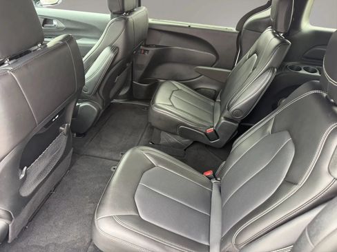 Used 2025 Chrysler Pacifica Select FWD image 30